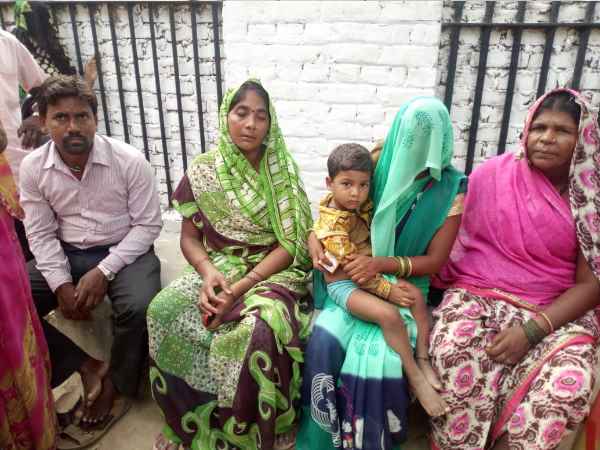Pregnant wife demanded 10 rupees husband beaten in sultanpur Pregnant wife demanded 10 rupees husband beaten in sultanpur