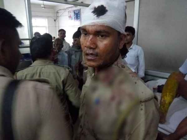 Sultanpur: People attacked on police team in land measuring Sultanpur: People attacked on police team in land measuring
