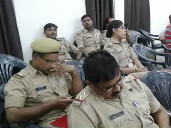 officers sleeping samadhan divas in Sultanpur officers sleeping samadhan divas in Sultanpur