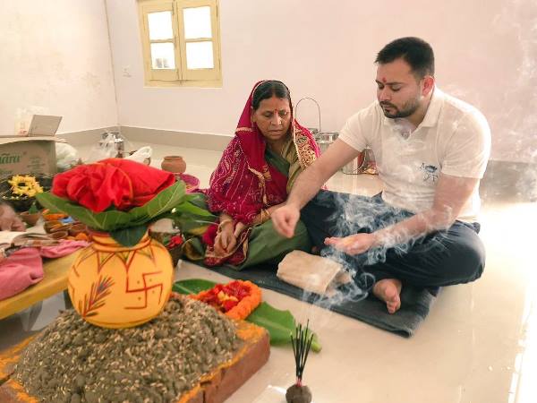 तेजस्वी-राबड़ी ने विधि-विधान से की कलश स्थापना