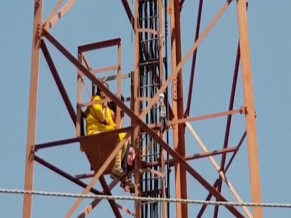 ajmer 14 supporter climbed into tower demands of ending MLAs hunger strike ajmer 14 supporter climbed into tower demands of ending MLAs hunger strike