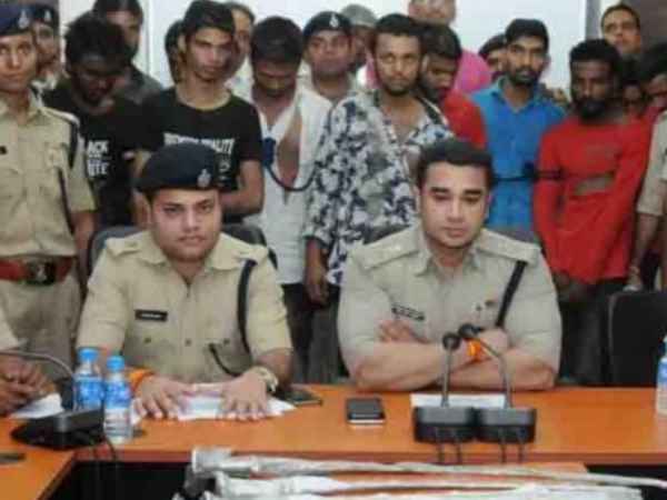 Ujjain police arrested in facebook gang Ujjain police arrested in facebook gang