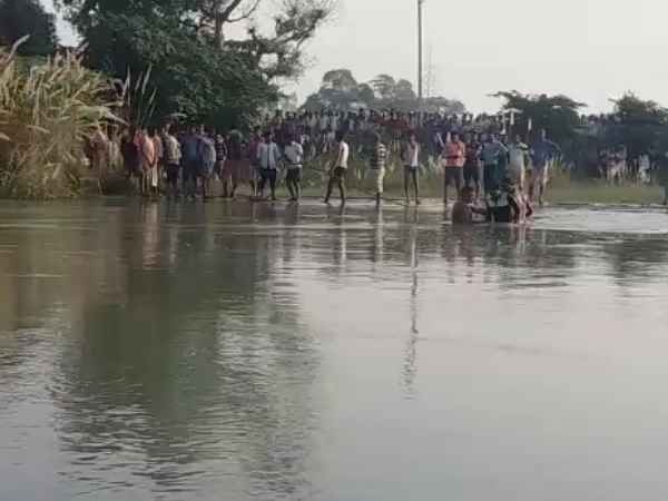 A car fell down in canal in Unnao A car fell down in canal in Unnao