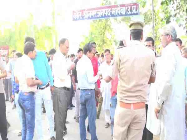 यूपी: जांच के दौरान वीडियो बनाते हुए शिक्षा अधिकारी घुसा महिला शौचालय में, छात्राओं ने की जमकर पिटाई यूपी: जांच के दौरान वीडियो बनाते हुए शिक्षा अधिकारी घुसा महिला शौचालय में, छात्राओं ने की जमकर पिटाई