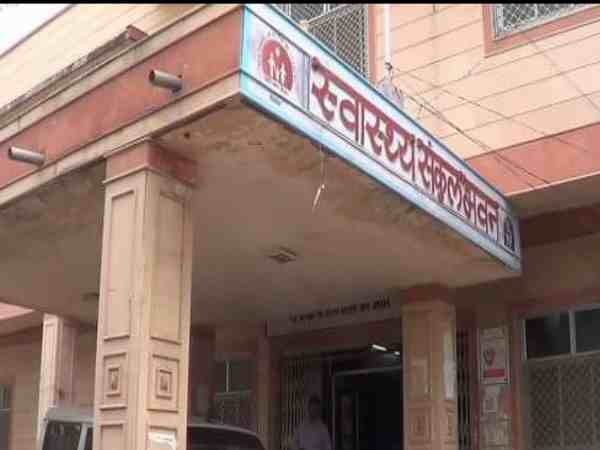 राजस्थान: पति की नसबंदी हुई फेल तो परिवार ने पत्नी के चरित्र पर किया संदेह, डॉक्टरों पर भ्रूण हत्या का आरोप राजस्थान: पति की नसबंदी हुई फेल तो परिवार ने पत्नी के चरित्र पर किया संदेह, डॉक्टरों पर भ्रूण हत्या का आरोप