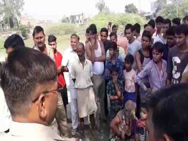 यूपी: किडनैप बेटी का अब तक नहीं चला पता, गुस्साई मां चढ़ी पानी टंकी के ऊपर, कहा कूदकर दूंगी जान यूपी: किडनैप बेटी का अब तक नहीं चला पता, गुस्साई मां चढ़ी पानी टंकी के ऊपर, कहा कूदकर दूंगी जान