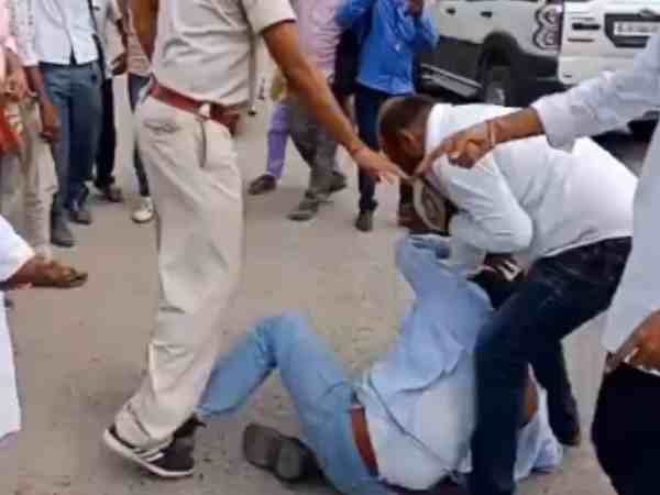 बिहार: एनएसयूआई कार्यकर्ताओं ने स्मृति इरानी का किया विरोध, गुस्साए भाजपा कार्यकर्ताओं ने जमकर पीटा बिहार: एनएसयूआई कार्यकर्ताओं ने स्मृति इरानी का किया विरोध, गुस्साए भाजपा कार्यकर्ताओं ने जमकर पीटा