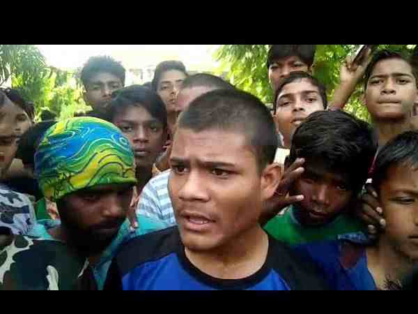 यूपी: खराब खाने को लेकर छात्रों ने किया चक्का जाम, कहा- शिकायत पर कर दिया जाता है रस्टिकेट यूपी: खराब खाने को लेकर छात्रों ने किया चक्का जाम, कहा- शिकायत पर कर दिया जाता है रस्टिकेट