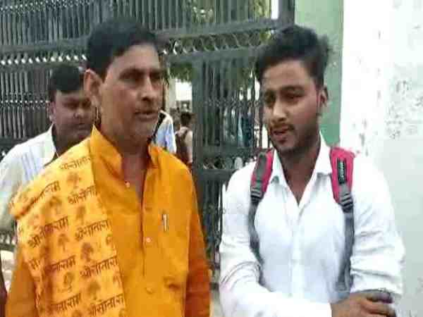 यूपी: भारत माता की जय व वंदे मातरम को लेकर छात्रों पर हुआ हमला, प्रिंसिपल पर लगे मरवाने के आरोप यूपी: भारत माता की जय व वंदे मातरम को लेकर छात्रों पर हुआ हमला, प्रिंसिपल पर लगे मरवाने के आरोप