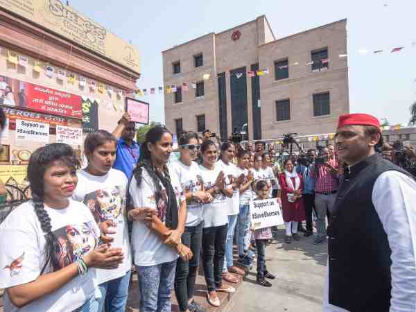 यूपी: एसिड अटैक पीड़िताओं से मिलने शिरोज कैफे पहुंचे अखिलेश यादव, योगी सरकार को दी चेतावनी यूपी: एसिड अटैक पीड़िताओं से मिलने शिरोज कैफे पहुंचे अखिलेश यादव, योगी सरकार को दी चेतावनी