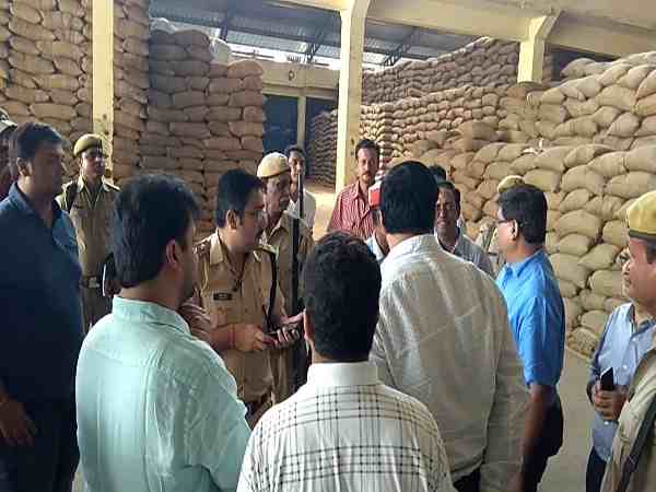 यूपी के कानपुर देहात में कुशल फूड्स कंपनी में हजारों बोरी सरकारी अनाज हुआ बरामद। कंपनी के रसूख के आगे सभी पुलिस वाले बौने साबित हुए। किसी भी अधिकारी क यूपी के कानपुर देहात में कुशल फूड्स कंपनी में हजारों बोरी सरकारी अनाज हुआ बरामद। कंपनी के रसूख के आगे सभी पुलिस वाले बौने साबित हुए। किसी भी अधिकारी क