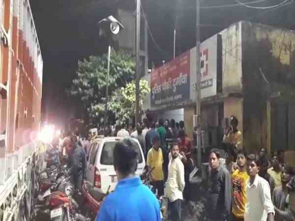 यूपी: छेड़खानी का विरोध करने पर युवती की मनचलों ने की पिटाई, पुलिस को भी नहीं बख्शा यूपी: छेड़खानी का विरोध करने पर युवती की मनचलों ने की पिटाई, पुलिस को भी नहीं बख्शा