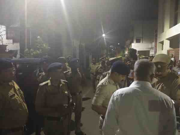 यूपी: ड्यूटी पर तैनात अस्पताल कर्मचारी ने फांसी लगाकर की आत्महत्या, परिजनों ने कोतवाली में किया हंगामा यूपी: ड्यूटी पर तैनात अस्पताल कर्मचारी ने फांसी लगाकर की आत्महत्या, परिजनों ने कोतवाली में किया हंगामा