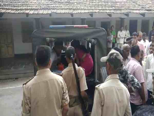 यूपी: प्रेमिका के लिए उसके परिजनों से भिड़ा प्रेमी, शादी के नाम पर बुलाकर की पिटाई, वीडियो वायरल यूपी: प्रेमिका के लिए उसके परिजनों से भिड़ा प्रेमी, शादी के नाम पर बुलाकर की पिटाई, वीडियो वायरल