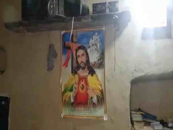 यूपी के प्रतापगढ़ में लालच देकर कराया जा रहा धर्म परिवर्तन, दर्जन भर परिवार बनें ईसाई यूपी के प्रतापगढ़ में लालच देकर कराया जा रहा धर्म परिवर्तन, दर्जन भर परिवार बनें ईसाई