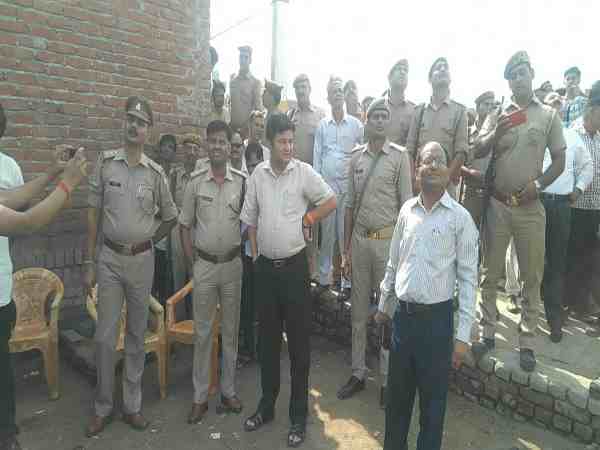 यूपी: अपनी मांग को लेकर टावर पर चढ़ें युवकों में एक की हालत नाजुक, इलाज कराने से किया इनकार यूपी: अपनी मांग को लेकर टावर पर चढ़ें युवकों में एक की हालत नाजुक, इलाज कराने से किया इनकार