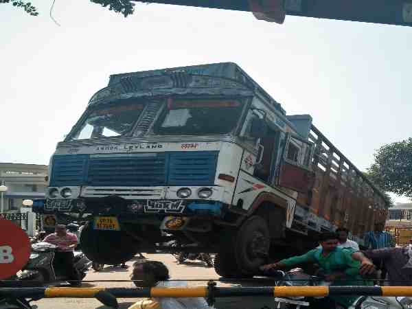 यूपी: चलती सड़क पर अचानक उठ गए ट्रक के दोनोंं पहिए, जान बचाकर अगल-बगल से निकलते रहे लोग यूपी: चलती सड़क पर अचानक उठ गए ट्रक के दोनोंं पहिए, जान बचाकर अगल-बगल से निकलते रहे लोग