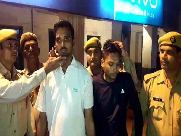 यूपी: दो सगे भाई 4 साल तक बहन से करते रहे रेप, वीडियो लेकर सामने आई पीड़िता यूपी: दो सगे भाई 4 साल तक बहन से करते रहे रेप, वीडियो लेकर सामने आई पीड़िता