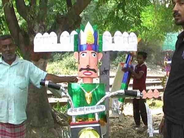 यूपी के कानपुर में लगती है रावण की सबसे बड़ी मंडी, 100 रूपए से लेकर 50 हजार तक है दाम यूपी के कानपुर में लगती है रावण की सबसे बड़ी मंडी, 100 रूपए से लेकर 50 हजार तक है दाम