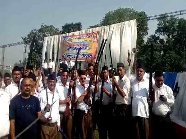 यूपी: धारा 144 लागू होने के बावजूद भाजपा व आरएसएस कार्यकर्ताओं ने शस्त्र पूजा के बाद की जमकर फायरिंग यूपी: धारा 144 लागू होने के बावजूद भाजपा व आरएसएस कार्यकर्ताओं ने शस्त्र पूजा के बाद की जमकर फायरिंग