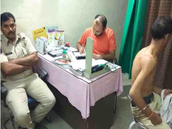 राजस्थान: शराब के नशे में धुत कांस्टेबल ने वर्दी पहन मचाया उत्पात, बेवजह युवक से की मारपीट राजस्थान: शराब के नशे में धुत कांस्टेबल ने वर्दी पहन मचाया उत्पात, बेवजह युवक से की मारपीट