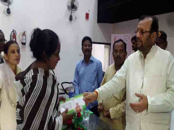 यूपी: कैबिनेट मंत्री के कार्यक्रम में आशाओं ने खड़ा किया हंगामा, मानदेय ना मिलने से थीं नाराज यूपी: कैबिनेट मंत्री के कार्यक्रम में आशाओं ने खड़ा किया हंगामा, मानदेय ना मिलने से थीं नाराज