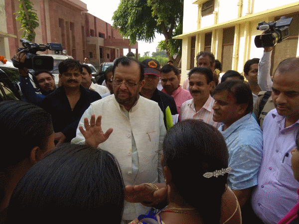 यूपी: कैबिनेट मंत्री के कार्यक्रम में आशाओं ने खड़ा किया हंगामा, मानदेय ना मिलने से थीं नाराज यूपी: कैबिनेट मंत्री के कार्यक्रम में आशाओं ने खड़ा किया हंगामा, मानदेय ना मिलने से थीं नाराज