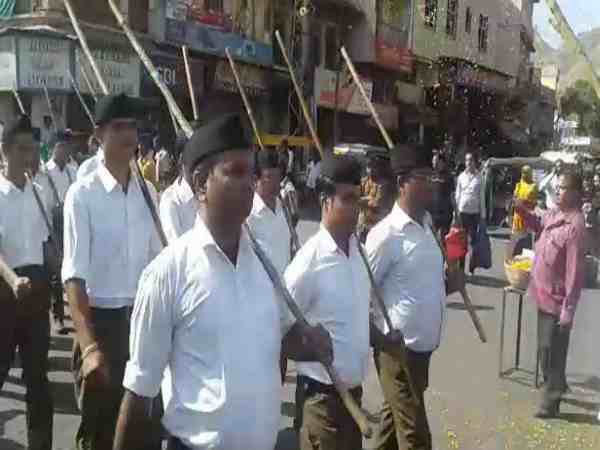 राजस्थान: आरएसएस की रैली का मुस्लिम समाज के लोगों ने किया फूलों से स्वागत, दिया भाईचारे का संदेश राजस्थान: आरएसएस की रैली का मुस्लिम समाज के लोगों ने किया फूलों से स्वागत, दिया भाईचारे का संदेश
