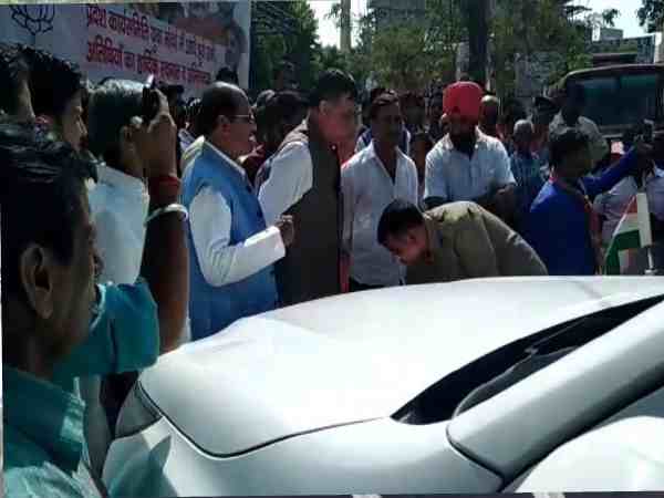 यूपी: सीएम योगी के सिपाही को सतीश महाना ने सुनाई खरी-खोटी, सबके सामने छुए पैर यूपी: सीएम योगी के सिपाही को सतीश महाना ने सुनाई खरी-खोटी, सबके सामने छुए पैर
