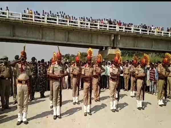 यूपी: कश्मीर में शहीद हुए जवान का शव पहुंचा गांव, मातम के बीच हुआ अंतिम संस्कार, भावुक करने वाली तस्वीरें यूपी: कश्मीर में शहीद हुए जवान का शव पहुंचा गांव, मातम के बीच हुआ अंतिम संस्कार, भावुक करने वाली तस्वीरें