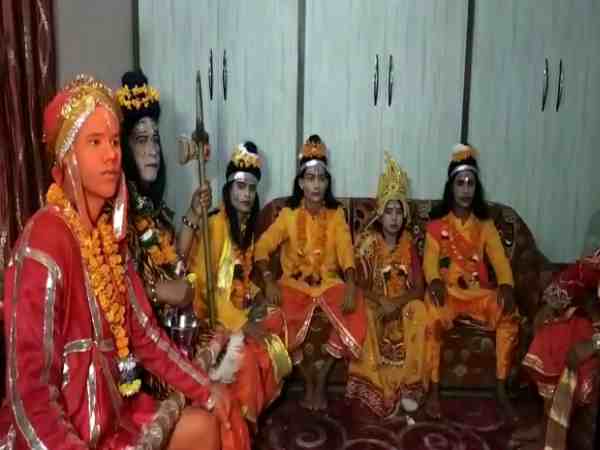 यूपी: राम-भरत मिलाप के बाद बार बालाओं ने किया अश्लील डांस, रामलीला कमेटी ने साधी चुप्पी यूपी: राम-भरत मिलाप के बाद बार बालाओं ने किया अश्लील डांस, रामलीला कमेटी ने साधी चुप्पी