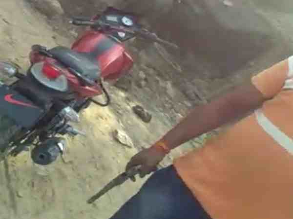 यूपी: सड़क पर खुलेआम बंदूक दिखाकर दो भाईयों ने की वसूली, वीडियो हुआ वायरल यूपी: सड़क पर खुलेआम बंदूक दिखाकर दो भाईयों ने की वसूली, वीडियो हुआ वायरल