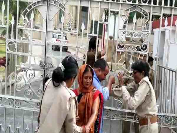 यूपी: विधानसभा के बाहर युवक ने किया आत्मदाह का प्रयास, वीडियो हुआ वायरल यूपी: विधानसभा के बाहर युवक ने किया आत्मदाह का प्रयास, वीडियो हुआ वायरल