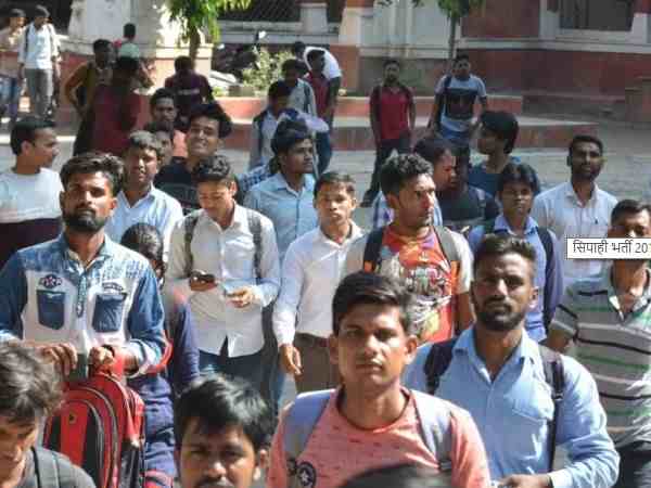 यूपी: सिपाही भर्ती परीक्षा में सेंधमारी कर रहे लोगों को एसटीएफ की टीम ने किया गिरफ्तार, जांच शुरू यूपी: सिपाही भर्ती परीक्षा में सेंधमारी कर रहे लोगों को एसटीएफ की टीम ने किया गिरफ्तार, जांच शुरू
