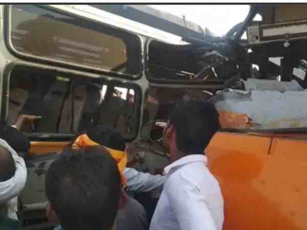 मध्य प्रदेश के ग्वालियर में हुआ भीषण सड़क हादसा, बस चालकों समेंत पांच की मौत दर्जनों घायल मध्य प्रदेश के ग्वालियर में हुआ भीषण सड़क हादसा, बस चालकों समेंत पांच की मौत दर्जनों घायल