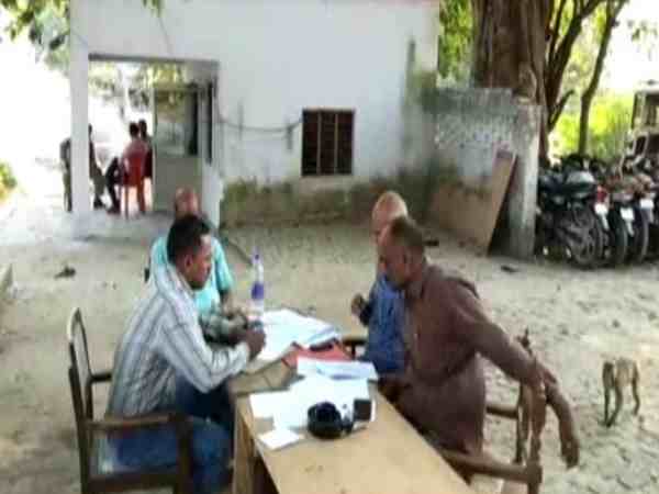 यूपी: घूस लेते हुए लेखपाल को एंटी करप्शन के अधिकारियों ने रंगे हाथों पकड़ा, देखें वीडियो यूपी: घूस लेते हुए लेखपाल को एंटी करप्शन के अधिकारियों ने रंगे हाथों पकड़ा, देखें वीडियो