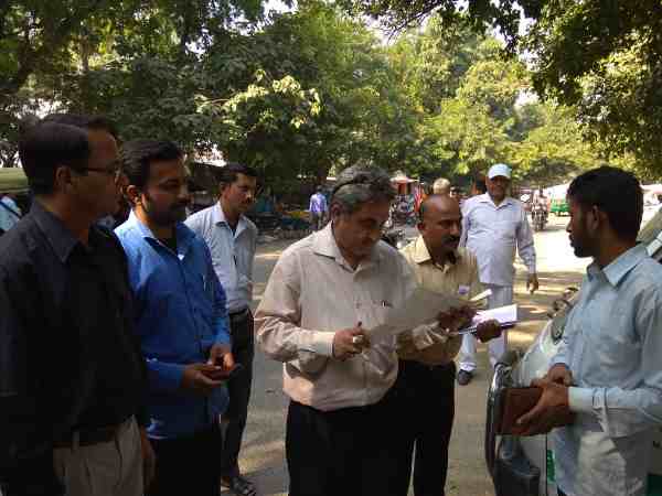 यूपी: सीएमओ ने जांच के दौरान खोला एंबुलेंस का दरवाजा तो रह गए दंग, अंदर भरे पड़े थें कंडोंम यूपी: सीएमओ ने जांच के दौरान खोला एंबुलेंस का दरवाजा तो रह गए दंग, अंदर भरे पड़े थें कंडोंम