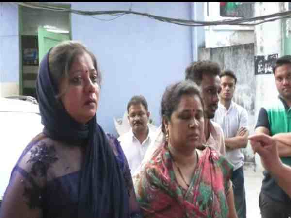यूपी: दबंगों ने बीच सड़क महिलाओं को बेरहमी से पीटा, पुलिस खड़ी-खड़ी देखती रही यह सब, देखें वीडियो यूपी: दबंगों ने बीच सड़क महिलाओं को बेरहमी से पीटा, पुलिस खड़ी-खड़ी देखती रही यह सब, देखें वीडियो