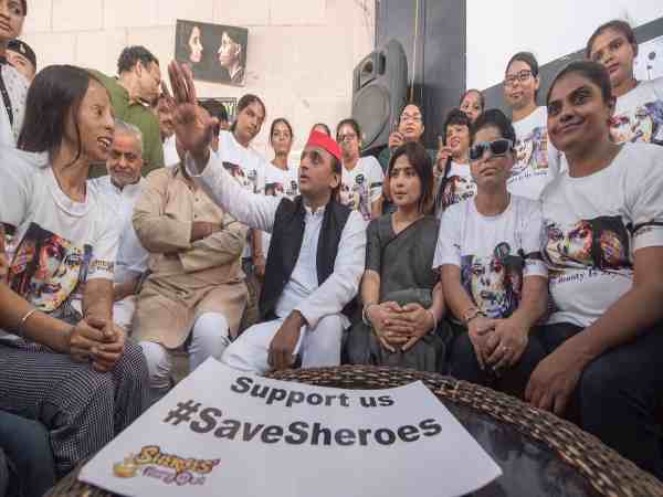यूपी: एसिड अटैक पीड़िताओं से मिलने शिरोज कैफे पहुंचे अखिलेश यादव, योगी सरकार को दी चेतावनी यूपी: एसिड अटैक पीड़िताओं से मिलने शिरोज कैफे पहुंचे अखिलेश यादव, योगी सरकार को दी चेतावनी