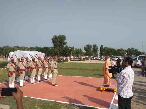 उत्तर प्रदेश के बलरामपुर जिले के दो दिवसीय दौरे पर पहुंचे प्रदेश के मुख्यमंत्री योगी आदित्यनाथ। रिजर्व पुलिस लाइन बलरामपुर में योगी आदित्यनाथ ने अधिकारियों के साथ नीति आयोग द्वारा जिले के विकास पर चल रही कार्ययोजना की समीक्षा बैठक की। बैठक के तुरंत बाद योगी आदित्यनाथ ने जिला मेमोरियल चिकित्सालय का औचक निरीक्षण किया और वहां भर्ती मरीजों से मुलाकात की। इस दौरान योगी आदित्यनाथ ने नीति आयोग द्वारा जारी पिछड़े 115 जिलों में शामिल बलरामपुर जिले में स्वास्थ्य शिक्षा और संसाधन पर जोर देने की बात कही साथ ही थारू जनजाति के उत्थान के लिए हो रहे कार्यो की सराहना की। उत्तर प्रदेश के बलरामपुर जिले के दो दिवसीय दौरे पर पहुंचे प्रदेश के मुख्यमंत्री योगी आदित्यनाथ। रिजर्व पुलिस लाइन बलरामपुर में योगी आदित्यनाथ ने अधिकारियों के साथ नीति आयोग द्वारा जिले के विकास पर चल रही कार्ययोजना की समीक्षा बैठक की। बैठक के तुरंत बाद योगी आदित्यनाथ ने जिला मेमोरियल चिकित्सालय का औचक निरीक्षण किया और वहां भर्ती मरीजों से मुलाकात की। इस दौरान योगी आदित्यनाथ ने नीति आयोग द्वारा जारी पिछड़े 115 जिलों में शामिल बलरामपुर जिले में स्वास्थ्य शिक्षा और संसाधन पर जोर देने की बात कही साथ ही थारू जनजाति के उत्थान के लिए हो रहे कार्यो की सराहना की।