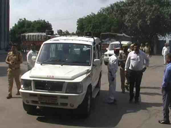 यूपी के कानपुर देहात में कुशल फूड्स कंपनी में हजारों बोरी सरकारी अनाज हुआ बरामद। कंपनी के रसूख के आगे सभी पुलिस वाले बौने साबित हुए। किसी भी अधिकारी क यूपी के कानपुर देहात में कुशल फूड्स कंपनी में हजारों बोरी सरकारी अनाज हुआ बरामद। कंपनी के रसूख के आगे सभी पुलिस वाले बौने साबित हुए। किसी भी अधिकारी क