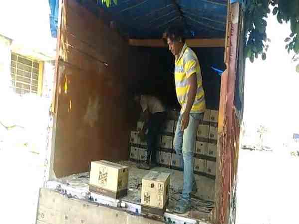 राजस्थान: ट्रक में बाजरे के बीच छिपा कर राजस्थान ले जाया जा रहा था शराब, आबकारी विभाग ने इस तरह पकड़ा राजस्थान: ट्रक में बाजरे के बीच छिपा कर राजस्थान ले जाया जा रहा था शराब, आबकारी विभाग ने इस तरह पकड़ा