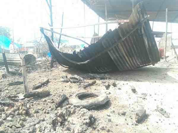यूपी: रात के अंधेरे में लगी कई दुकानों में आग, लाखों का समान जलकर हुआ खाक, जांच शुरू यूपी: रात के अंधेरे में लगी कई दुकानों में आग, लाखों का समान जलकर हुआ खाक, जांच शुरू