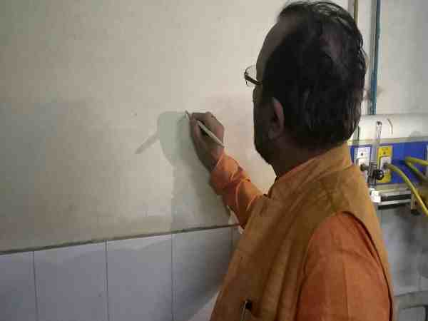 यूपी: पीड़ितों का हाल जानने कैबिनेट मंत्री पहुंचे जिला अस्पताल, मुआवजे के सवाल पर कहा- देखते हैं यूपी: पीड़ितों का हाल जानने कैबिनेट मंत्री पहुंचे जिला अस्पताल, मुआवजे के सवाल पर कहा- देखते हैं