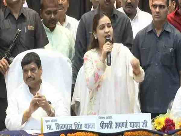 मुलायम की बहू ने दिया चाचा का साथ
