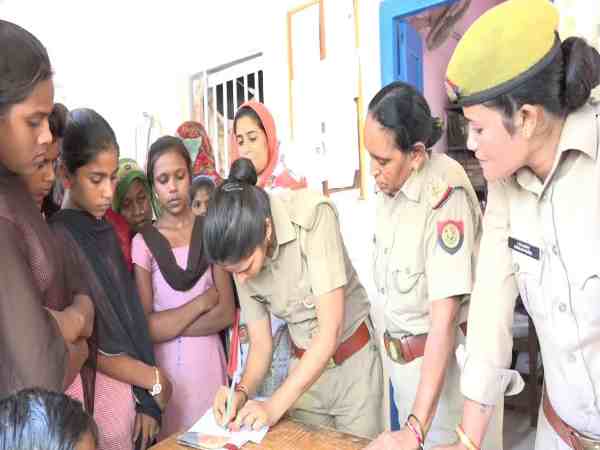यूपी: जांच के दौरान वीडियो बनाते हुए शिक्षा अधिकारी घुसा महिला शौचालय में, छात्राओं ने की जमकर पिटाई यूपी: जांच के दौरान वीडियो बनाते हुए शिक्षा अधिकारी घुसा महिला शौचालय में, छात्राओं ने की जमकर पिटाई