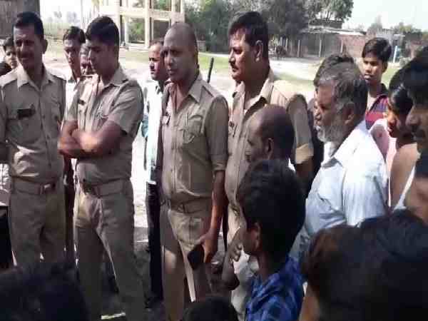 यूपी: किडनैप बेटी का अब तक नहीं चला पता, गुस्साई मां चढ़ी पानी टंकी के ऊपर, कहा कूदकर दूंगी जान यूपी: किडनैप बेटी का अब तक नहीं चला पता, गुस्साई मां चढ़ी पानी टंकी के ऊपर, कहा कूदकर दूंगी जान