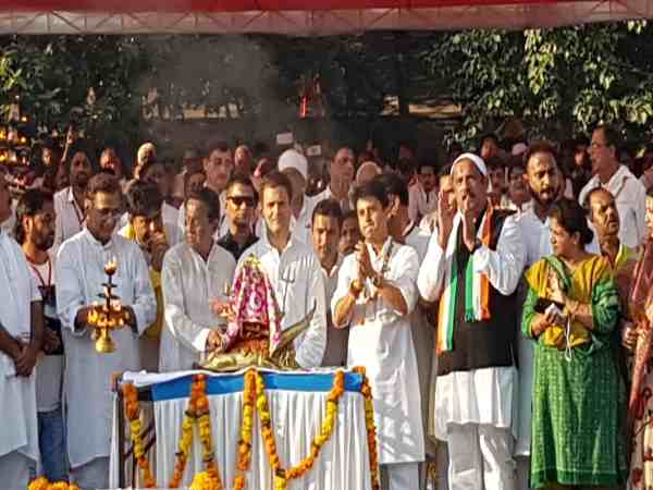 आरती के थाल से गुब्बारों में लगी आग
