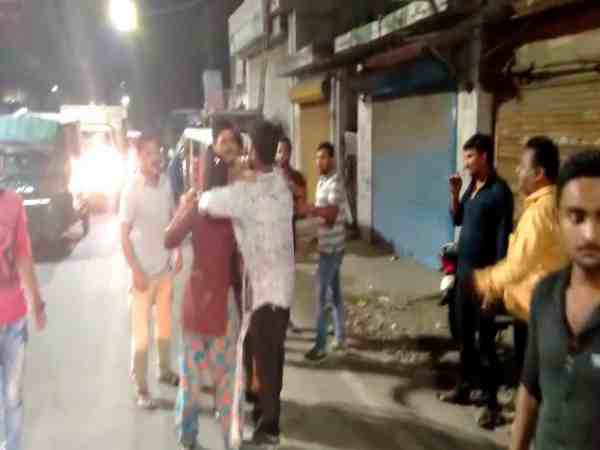 यूपी: छेड़खानी का विरोध करने पर युवती की मनचलों ने की पिटाई, पुलिस को भी नहीं बख्शा यूपी: छेड़खानी का विरोध करने पर युवती की मनचलों ने की पिटाई, पुलिस को भी नहीं बख्शा
