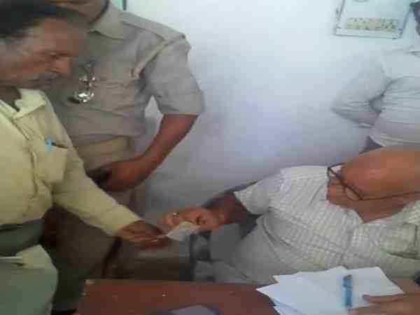 यूपी: ई रिक्शा चालक से घूस लेने के जुर्म में हेड कांस्टेबल गया जेल, वीडियो हुआ वायरल यूपी: ई रिक्शा चालक से घूस लेने के जुर्म में हेड कांस्टेबल गया जेल, वीडियो हुआ वायरल